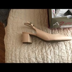 Nude pumps